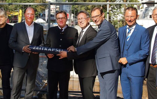 (v.l.) DI (FH) Bernhard Eidherr, Mag. arch. Dieter Henke, Mag. Thomas Bodner, Landeshauptmann Günther Platter, Bürgermeister Mag. Martin Krumschnabel, Mag. Hannes Bodner, Prof. (FH) Thomas Madritsch, Franz Mayer, DDr. Herwig van Staa