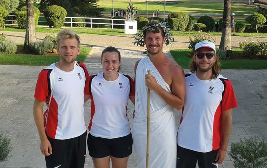 Das Team Austria (v.l.): Gabriel Schneider von der Universität Salzburg, Lisa-Maria Hirtenlehner von der FH Kufstein Tirol, Organisationshelfer und Absolvent der FH Kufstein Tirol Domink Sandler mit Michael Nader von der Universität Wien