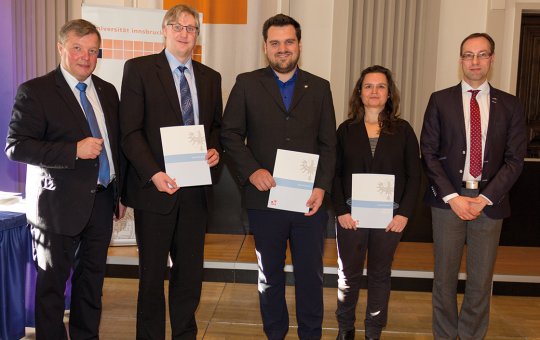 Landesrat DI Bernhard Tilg, Prof. (FH) Dr. Torsten Wojciechowski, Sebastian Danninger, MA, Prof. (FH) Dr. Alexandra Brunner-Sperdin und FH-Rektor Prof. (FH) PD Dr. Mario Döller (v.l.)