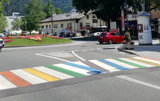 Der bunte Zebrastreifen befindet sich in der Nähe des Stadtparks und der FH Kufstein Tirol. 