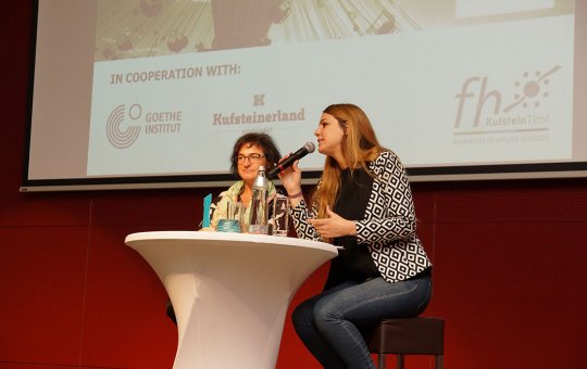 Prof. (FH) Dr. Verena Teissl, Leiterin des Symposiums, mit Estrella Sendra Fernandez