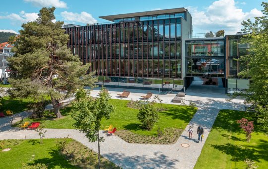 Der Neubau der FH Kufstein Tirol sowie der angrenzende Stadtpark stehen nun den KufsteinerInnen und FH-Angehörigen zur Verfügung.