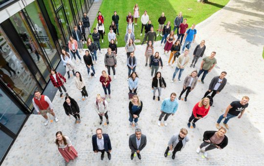 FH-Rektor und IRO freuen sich mit den Incoming Studierenden auf das Wintersemester 2020/21.  