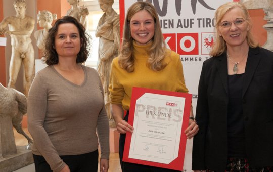 Digital Marketing Studentin Julia Schroll wird für ihre Masterarbeit mit dem Wissenschaftspreis der Tiroler Wirtschaftskammer ausgezeichnet. V.l.n.r.: Prof. (FH) Dr. Alexandra Brunner-Sperdin, Julia Schroll, MA, Mag. Diane Freiberger, MBA.