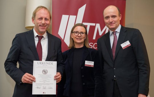 Verleihung des hochwertigen Zertifikates des TMA-Fachverbands für Restrukturierung (v.l.: Prof. (FH) Markus W. Exler, Institutsleiter FH Kufstein Tirol; Eva Ringelspacher, Vorsitzende des TMA-Zertifizierungsausschusses; Dr. Derik Evertz, Mitglied des erweiterten Vorstands der TMA)