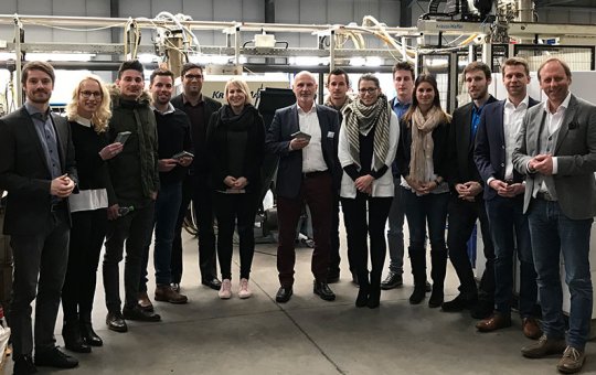 Die Studierenden mit Studiengangsleiter Prof. (FH) Dr. Markus W. Exler bei der PHI Technik für Fenster und Türen GmbH in Markt Erlbach