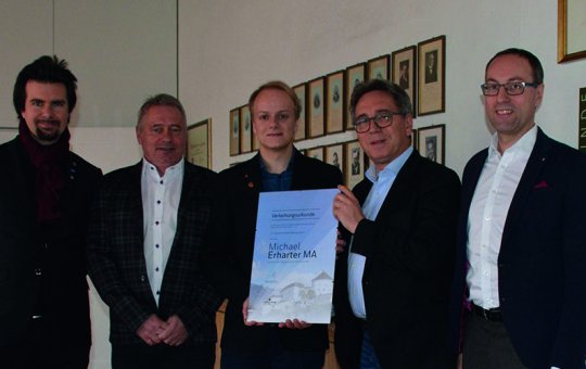 (v.l.) Klaus Reitberger, Gemeinderat; Manfred Haslacher, Gemeinderat; Gewinner Michael Erharter, Bgm. Martin Krumschnabel; Prof. (FH) Mario Döller, FH-Rektor