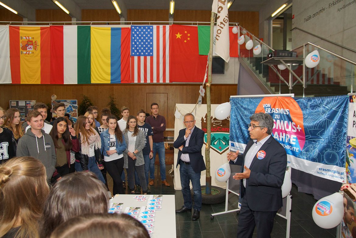 Mag. Noureddine Rafili, Leiter des International Relations Office der FH Kufstein Tirol, informiert Kufsteiner Schülerinnen und Schüler über das Erasmus+ Programm