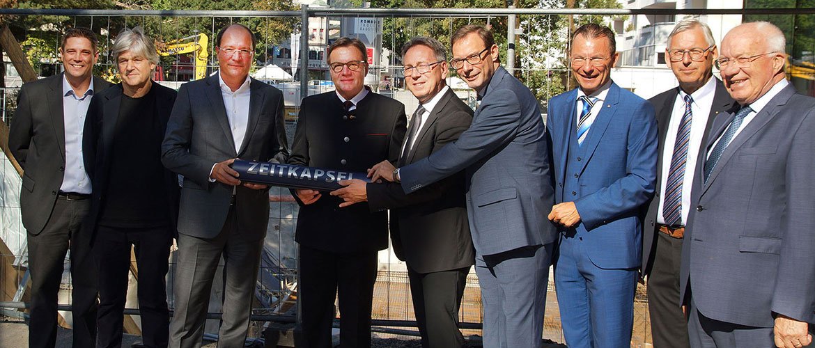 (v.l.) DI (FH) Bernhard Eidherr, Mag. arch. Dieter Henke, Mag. Thomas Bodner, Landeshauptmann Günther Platter, Bürgermeister Mag. Martin Krumschnabel, Mag. Hannes Bodner, Prof. (FH) Thomas Madritsch, Franz Mayer, DDr. Herwig van Staa