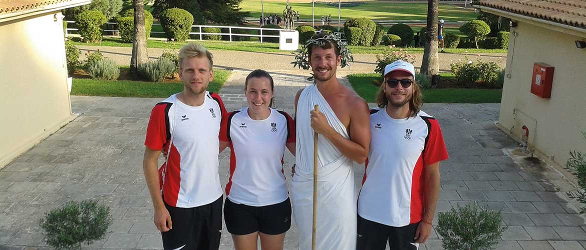 Das Team Austria (v.l.): Gabriel Schneider von der Universität Salzburg, Lisa-Maria Hirtenlehner von der FH Kufstein Tirol, Organisationshelfer und Absolvent der FH Kufstein Tirol Domink Sandler mit Michael Nader von der Universität Wien