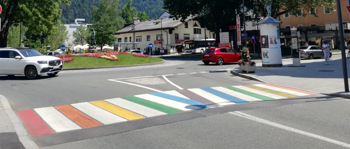 Der bunte Zebrastreifen befindet sich in der Nähe des Stadtparks und der FH Kufstein Tirol. 