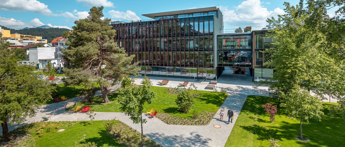 Der Neubau der FH Kufstein Tirol sowie der angrenzende Stadtpark stehen nun den KufsteinerInnen und FH-Angehörigen zur Verfügung.