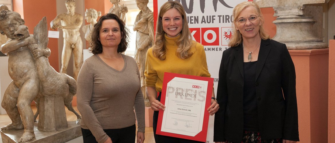 Digital Marketing Studentin Julia Schroll wird für ihre Masterarbeit mit dem Wissenschaftspreis der Tiroler Wirtschaftskammer ausgezeichnet. V.l.n.r.: Prof. (FH) Dr. Alexandra Brunner-Sperdin, Julia Schroll, MA, Mag. Diane Freiberger, MBA.