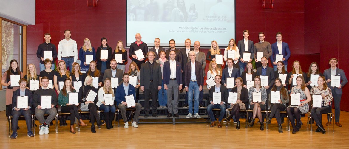 Die ausgezeichneten Studierenden (nicht alle anwesend) mit den Urkunden des Ministeriums und VertreterInnen der Studiengänge. (FH-Rektor Prof. (FH) Mario Döller, erste Treppenreihe Mitte)