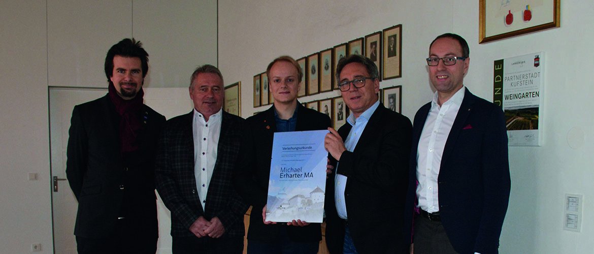 (v.l.) Klaus Reitberger, Gemeinderat; Manfred Haslacher, Gemeinderat; Gewinner Michael Erharter, Bgm. Martin Krumschnabel; Prof. (FH) Mario Döller, FH-Rektor